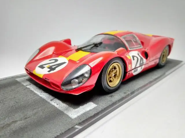 Leej twg yog tus tswv Ferrari 330 p4?