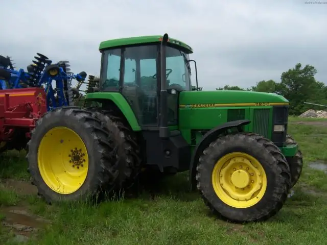 Kui palju hobujõudu on 7800 John Deere'il?