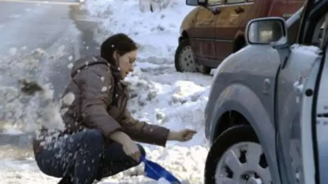 Wat doe je als je in een auto vast komt te zitten in de sneeuw?