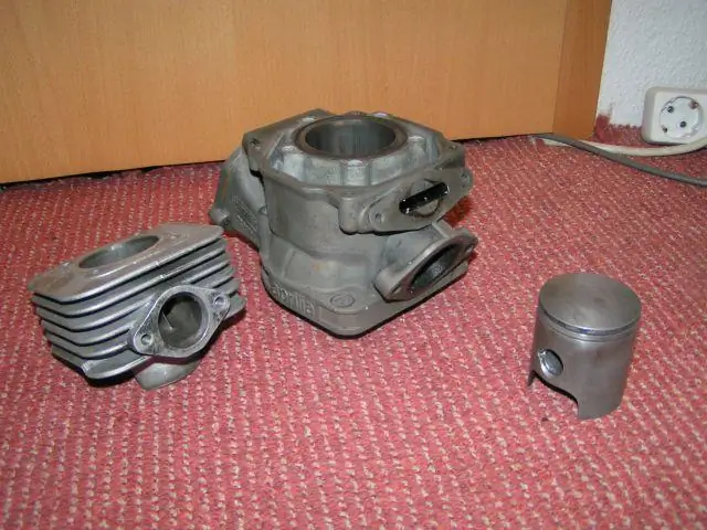 Yuav ua li cas koj tso lub carburetor ntawm lub maus taus?