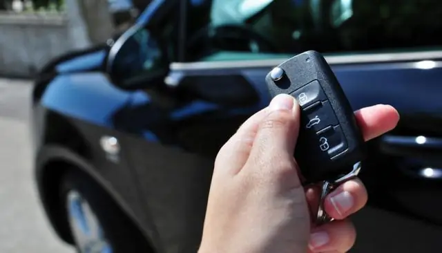 ¿Cómo se abre el tapón de la gasolina en un Nissan Note?